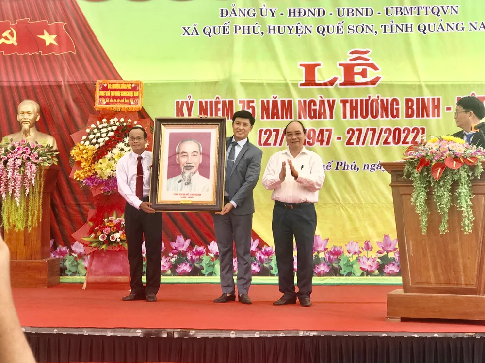 Chủ tịch nước Nguyễn Xuân Phúc thăm và tặng quà cho các gia đình thương binh, liệt sĩ ở Quảng Nam ảnh 2