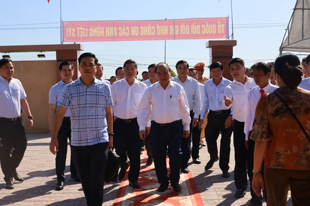 Chủ tịch nước Nguyễn Xuân Phúc thăm và tặng quà cho các gia đình thương binh, liệt sĩ ở Quảng Nam ảnh 4