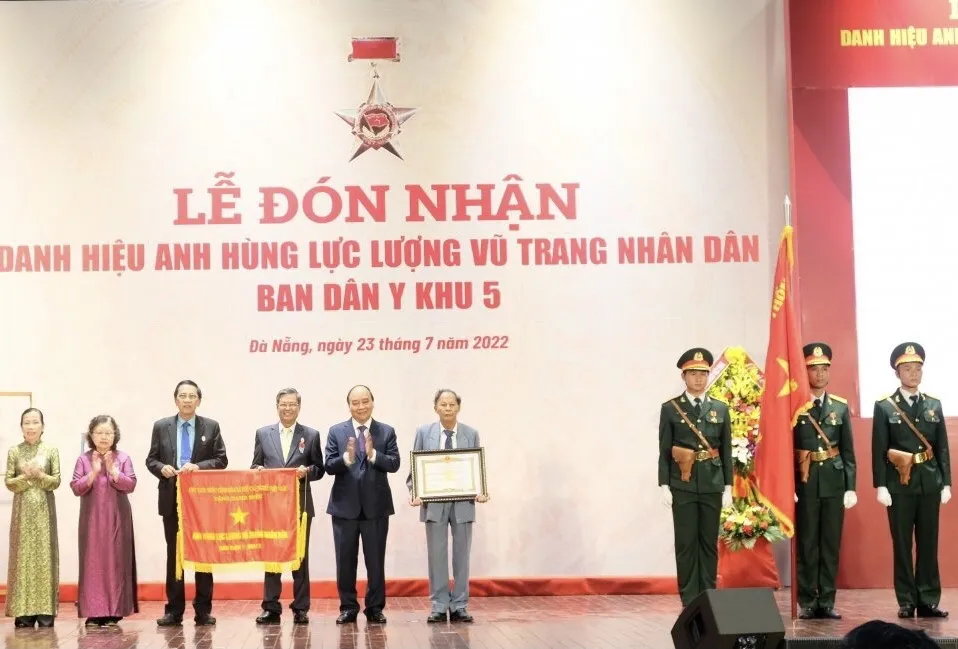 Chủ tịch nước trao tặng danh hiệu Anh hùng Lực lượng vũ trang nhân dân cho Ban Dân y Khu 5 ảnh 2