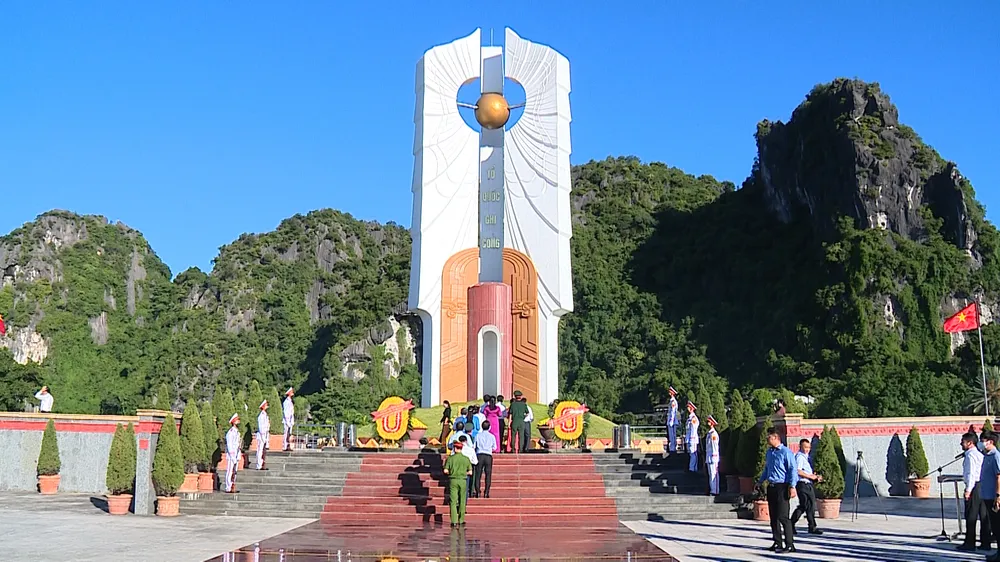  Chủ tịch nước Nguyễn Xuân Phúc tri ân các Anh hùng liệt sĩ tỉnh Quảng Ninh ảnh 4