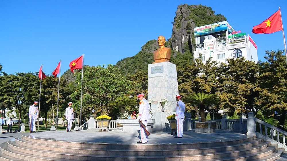  Chủ tịch nước Nguyễn Xuân Phúc tri ân các Anh hùng liệt sĩ tỉnh Quảng Ninh ảnh 5