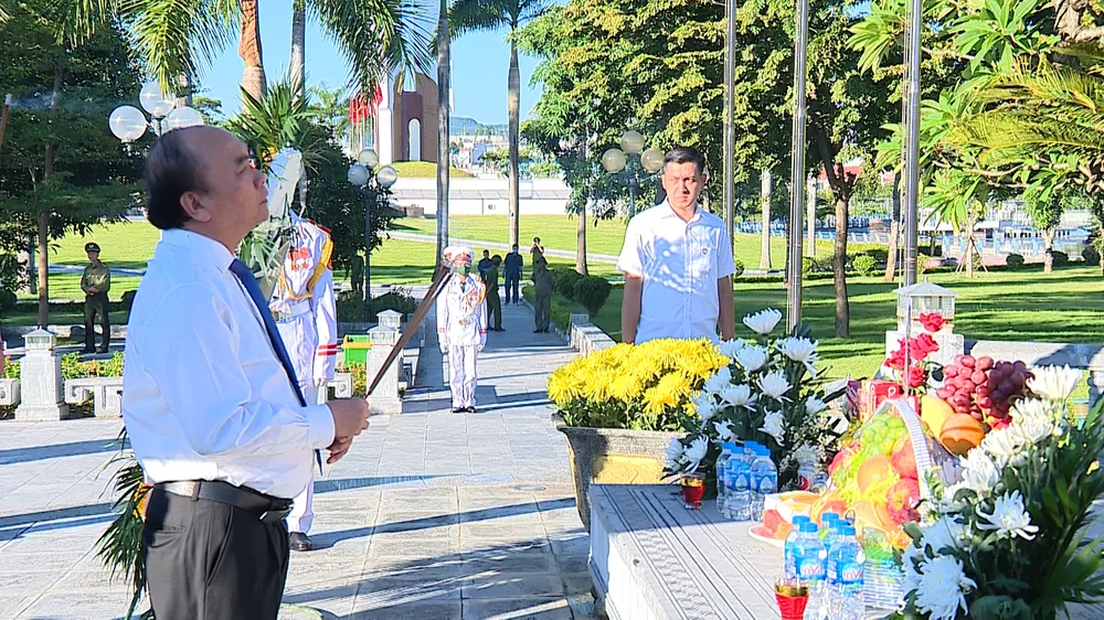  Chủ tịch nước Nguyễn Xuân Phúc tri ân các Anh hùng liệt sĩ tỉnh Quảng Ninh ảnh 2