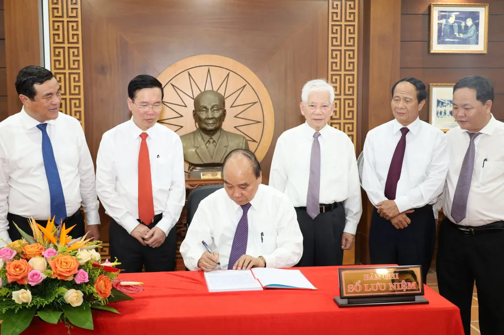 Lãnh đạo Đảng, Nhà nước dâng hương tại Khu lưu niệm Chủ tịch Hội đồng Nhà nước Võ Chí Công ảnh 2