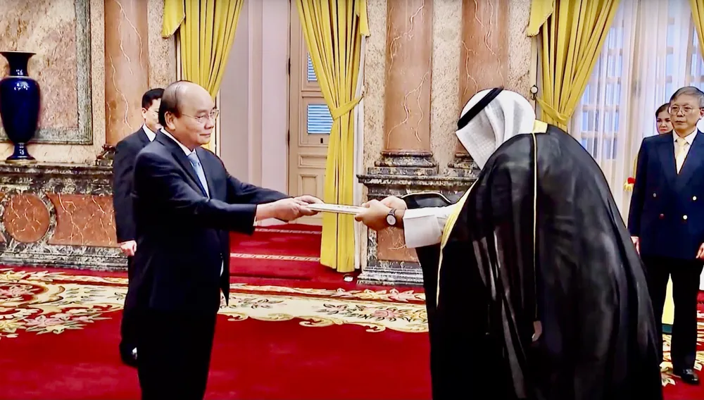 Chủ tịch nước Nguyễn Xuân Phúc tiếp Đại sứ các nước đến trình Quốc thư ảnh 2