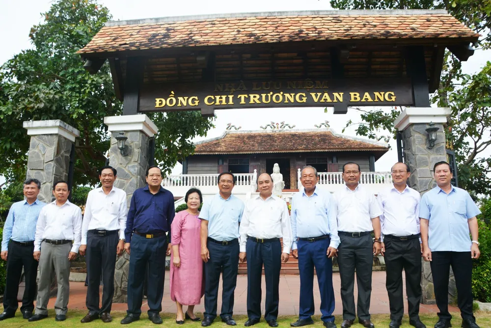 Chủ tịch nước Nguyễn Xuân Phúc dâng hương tại Khu lưu niệm đồng chí Trương Văn Bang ảnh 2