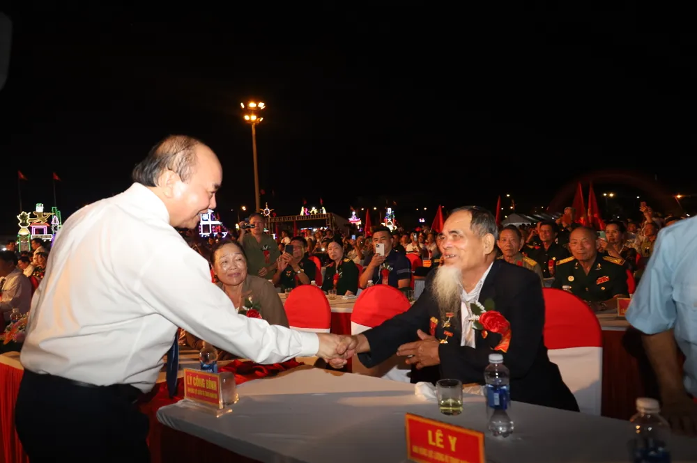 Chủ tịch nước Nguyễn Xuân Phúc dự lễ kỷ niệm 50 năm chiến thắng Cấm Dơi ảnh 2