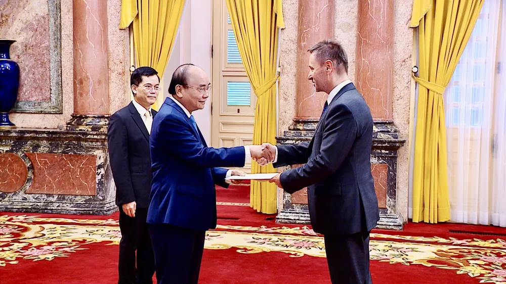 Chủ tịch nước Nguyễn Xuân Phúc tiếp các Đại sứ trình Quốc thư nhận nhiệm kỳ công tác tại Việt Nam ảnh 2