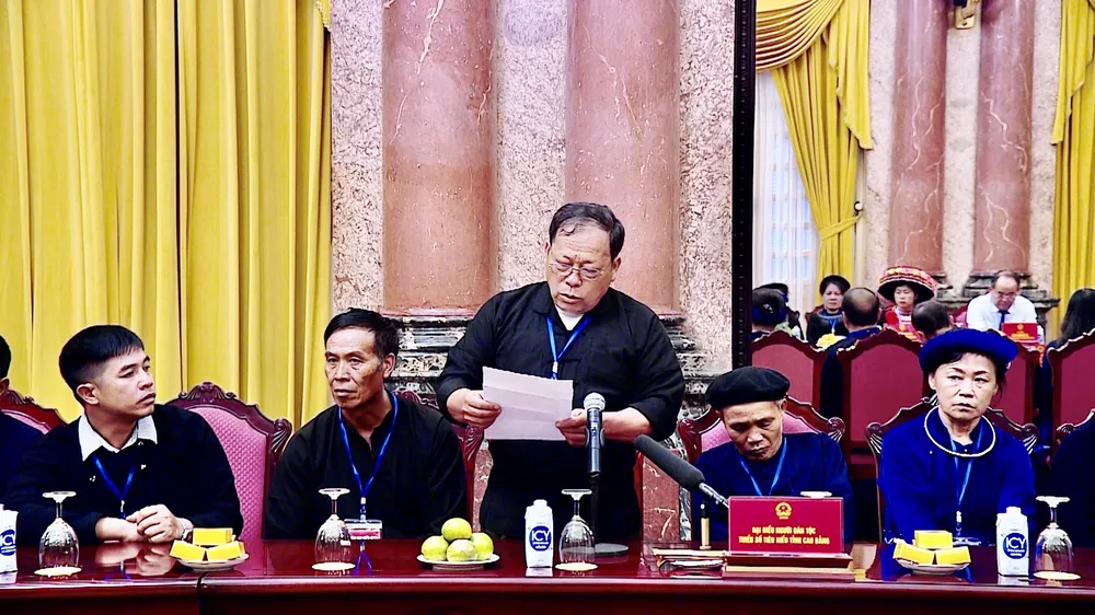 Chủ tịch nước Nguyễn Xuân Phúc gặp mặt Đoàn đại biểu người dân tộc thiểu số tiêu biểu tỉnh Cao Bằng​  ảnh 5