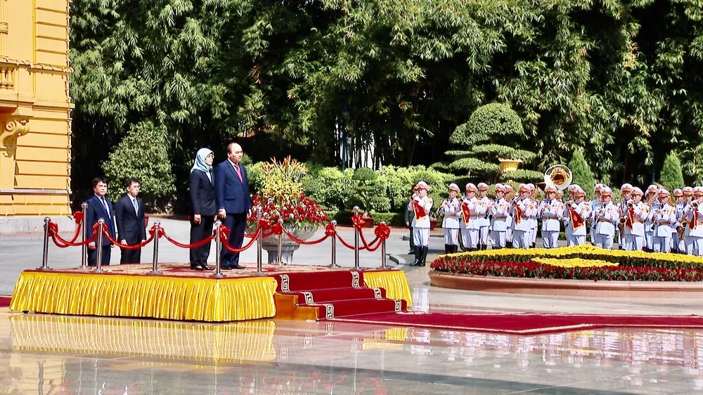 Chủ tịch nước Nguyễn Xuân Phúc chủ trì lễ đón Tổng thống Singapore Halimah Yacob ảnh 2