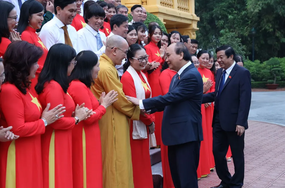 Chủ tịch nước Nguyễn Xuân Phúc gặp mặt đoàn đại biểu điển hình tiên tiến tỉnh Vĩnh Long ảnh 1