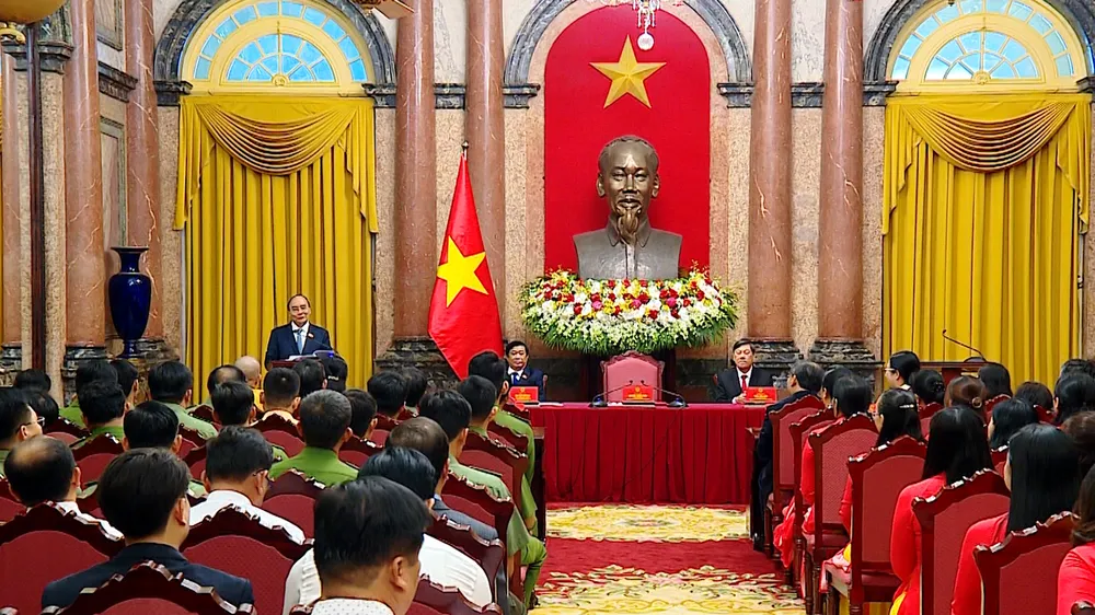 Chủ tịch nước Nguyễn Xuân Phúc gặp mặt đoàn đại biểu điển hình tiên tiến tỉnh Vĩnh Long ảnh 2