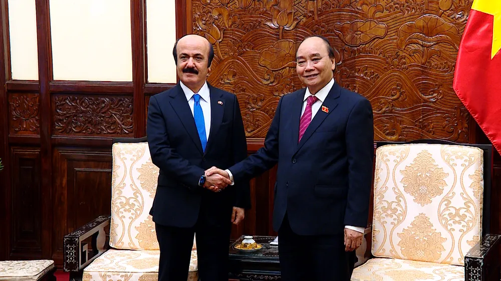 Chủ tịch nước Nguyễn Xuân Phúc tiếp Đại sứ Qatar Mohamed Ismail Al-Emadi chào từ biệt kết thúc nhiệm kỳ công tác tại Việt Nam. Ảnh: QUẾ SƠN ​
