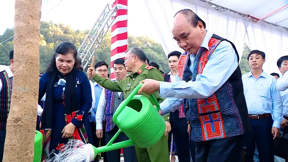 Chủ tịch nước Nguyễn Xuân Phúc dự ngày hội Đại đoàn kết toàn dân tộc tại Lai Châu ảnh 3