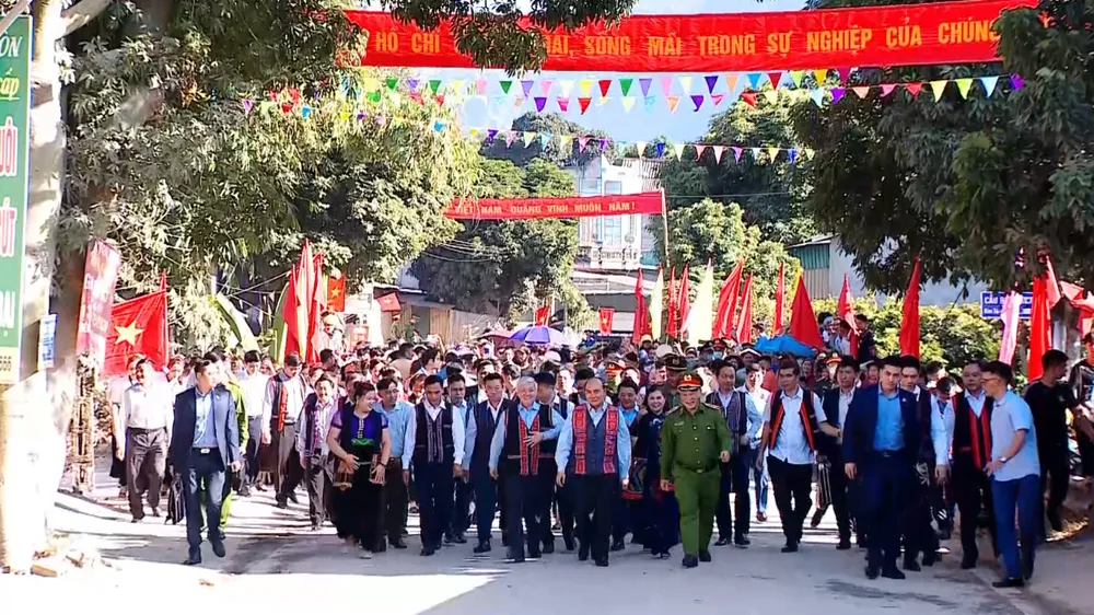 Chủ tịch nước Nguyễn Xuân Phúc dự ngày hội Đại đoàn kết toàn dân tộc tại Lai Châu ảnh 2