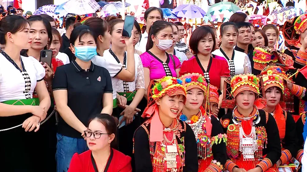 Chủ tịch nước Nguyễn Xuân Phúc dự ngày hội Đại đoàn kết toàn dân tộc tại Lai Châu ảnh 5