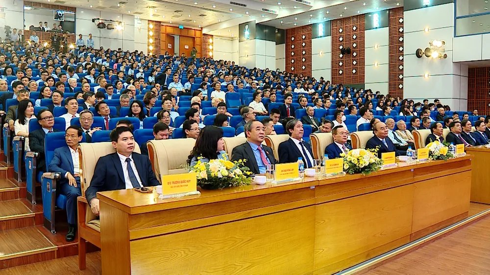 Chủ tịch nước Nguyễn Xuân Phúc dự lễ kỷ niệm 40 năm Ngày Nhà giáo Việt Nam ảnh 2