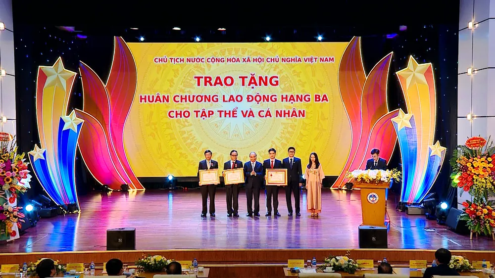 Chủ tịch nước Nguyễn Xuân Phúc dự lễ kỷ niệm 40 năm Ngày Nhà giáo Việt Nam ảnh 3