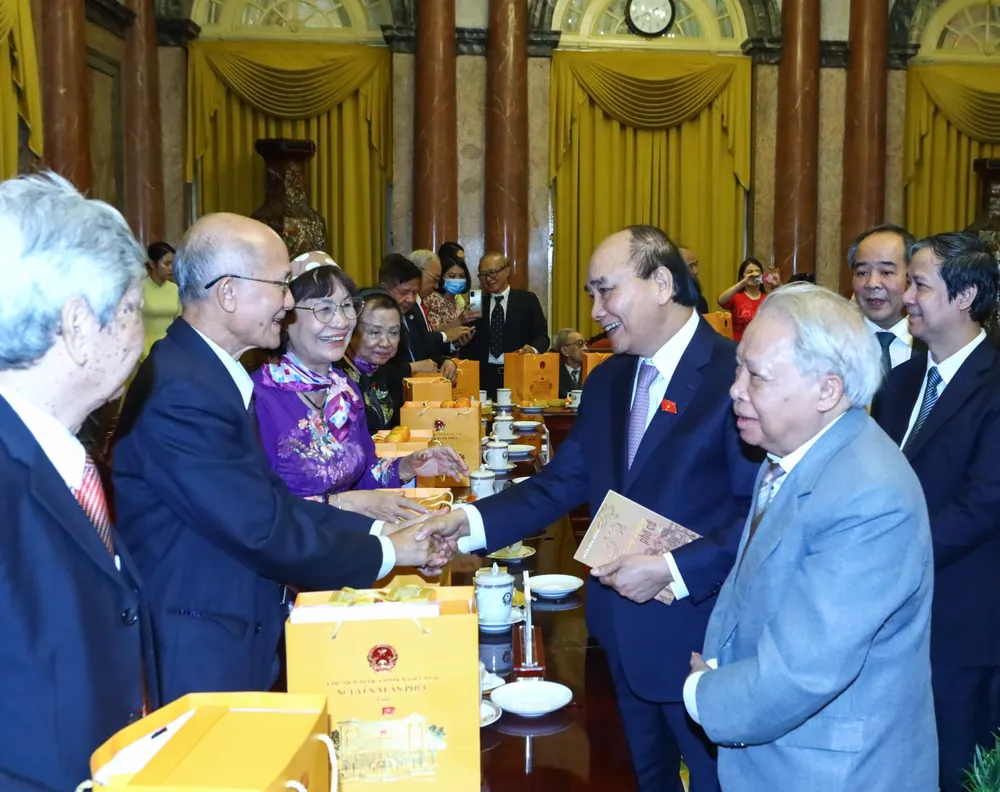 Chủ tịch nước gặp gỡ Hội Cựu giáo chức Việt Nam nhân ngày 20-11 ảnh 4