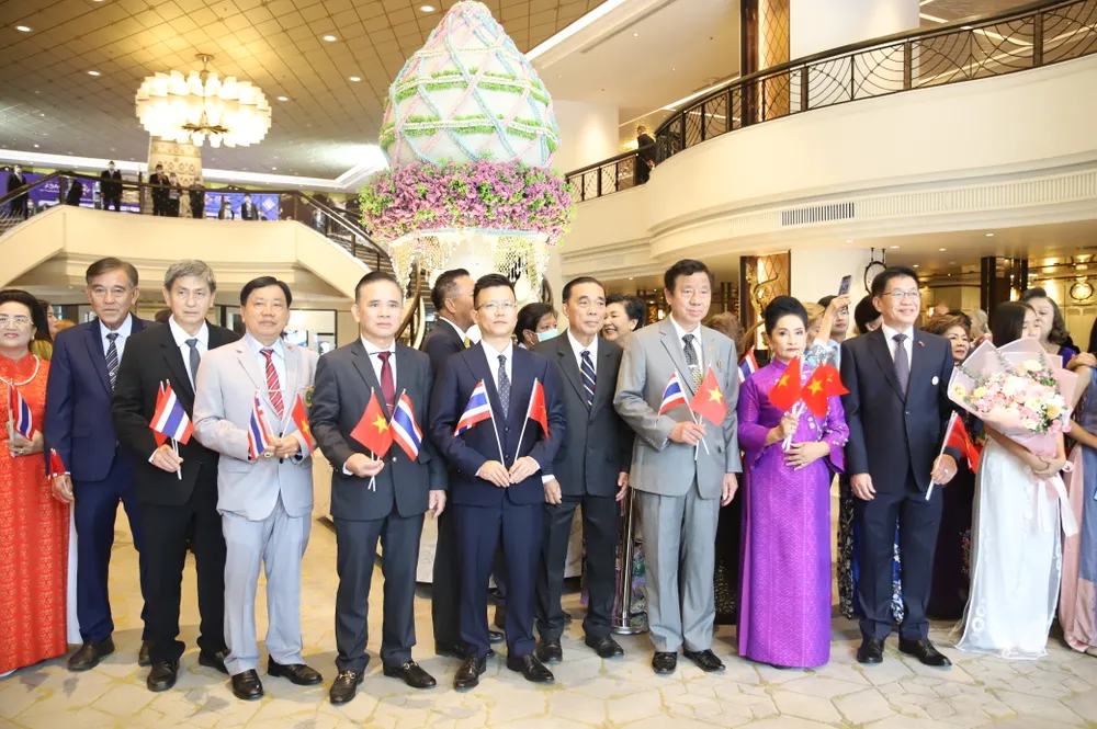 Chủ tịch nước Nguyễn Xuân Phúc đến Thái Lan, bắt đầu chuyến thăm chính thức ảnh 4