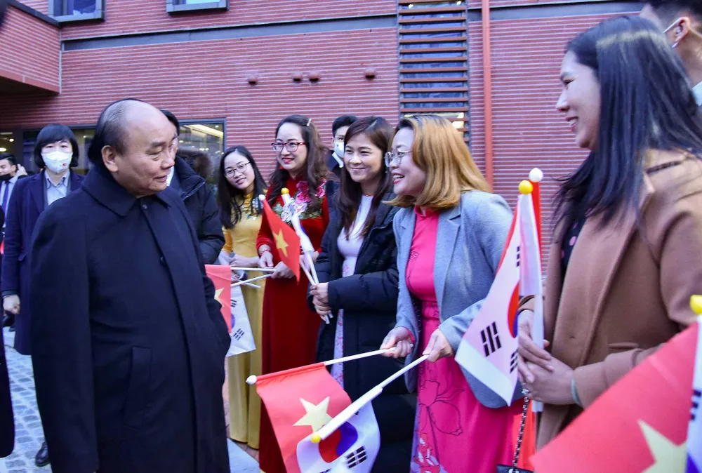 Chủ tịch nước Nguyễn Xuân Phúc: Phát huy trí tuệ của người Việt Nam ở nước ngoài ảnh 5