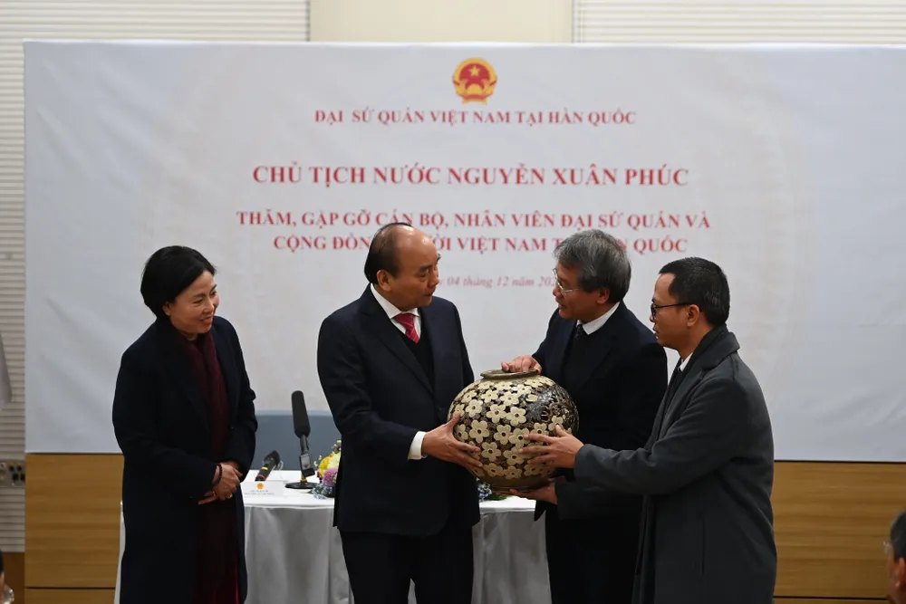 Chủ tịch nước Nguyễn Xuân Phúc gặp gỡ các tổ chức hữu nghị, hợp tác kinh tế, văn hóa, giao lưu nhân dân Hàn - Việt ảnh 2