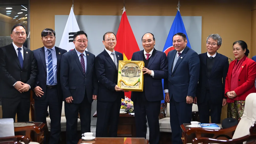 Chủ tịch nước tặng quà một số tổ chức hữu nghị, hợp tác kinh tế, văn hóa, giao lưu nhân dân Hàn - Việt