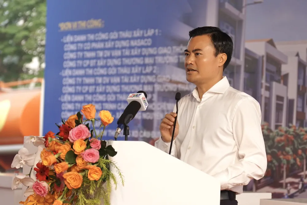 Phó Chủ tịch UBND TP Bùi Xuân Cường yêu cầu các đơn vị thi công, tư vấn giám sát thi công đảm bảo chất lượng và tiến độ. Ảnh: HOÀNG HÙNG Phó Chủ tịch UBND TP Bùi Xuân Cường yêu cầu các đơn vị thi công, tư vấn giám sát thi công đảm bảo chất lượng và tiến độ. Ảnh: HOÀNG HÙNG