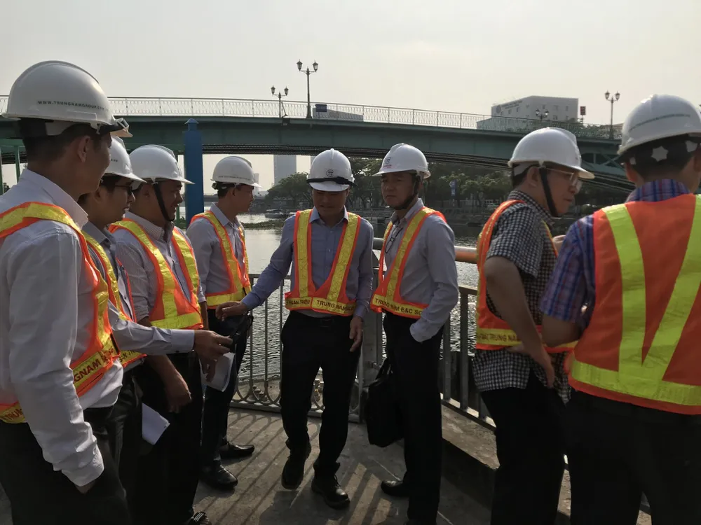 Phó Chủ tịch UBND TPHCM Bùi Xuân Cường kiểm tra thực địa tại cống ngăn triều Bến Nghé, ngày 11-3-2023. Ảnh: QUỐC HÙNG Phó Chủ tịch UBND TPHCM Bùi Xuân Cường kiểm tra thực địa tại cống ngăn triều Bến Nghé, ngày 11-3-2023. Ảnh: QUỐC HÙNG
