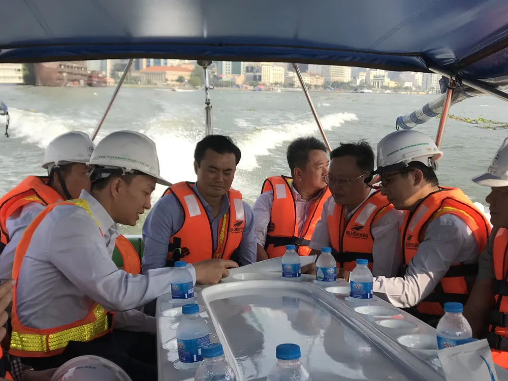 Phó Chủ tịch UBND TPHCM Bùi Xuân Cường cùng các sở ngành kiểm tra thực địa tại các cống ngăn triều, ngày 11-3-2023. Ảnh: QUỐC HÙNG Phó Chủ tịch UBND TPHCM Bùi Xuân Cường cùng các sở ngành kiểm tra thực địa tại các cống ngăn triều, ngày 11-3-2023. Ảnh: QUỐC HÙNG