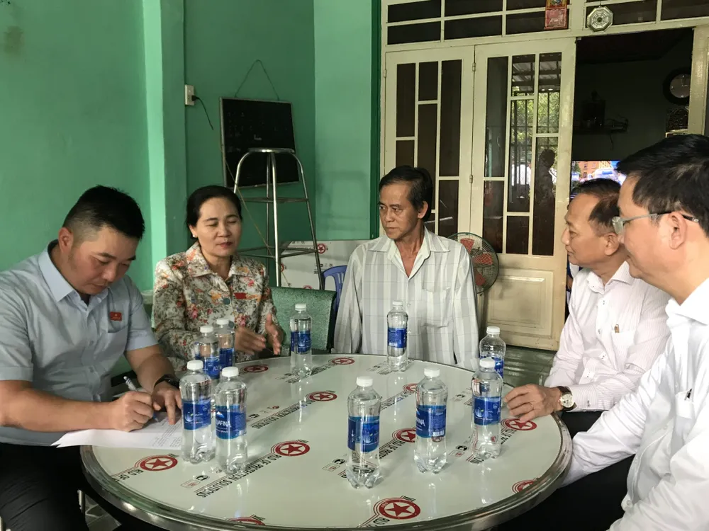 Chủ tịch HĐND TPHCM Nguyễn Thị Lệ thăm các hộ dân bị ảnh hưởng bởi dự án đường Vành đai 3 qua địa bàn huyện Bình Chánh. Ảnh: QUỐC HÙNG