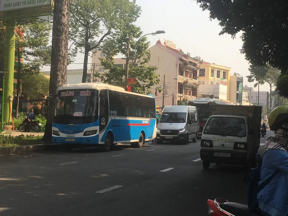 Khu vực quận 5, nhiều hãng xe đón trả khách không đúng nơi quy định. Ảnh: QUỐC HÙNG