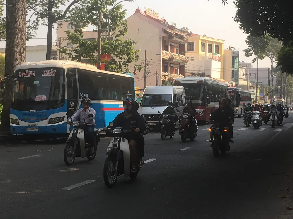 Giờ nào cũng có xe đón trả khách trên đường Nguyễn Chí Thanh, quận 5. Ảnh: QUỐC HÙNG