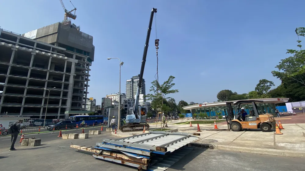 MAUR đã tháo dỡ rào chắn cuối cùng khu vực công trình giếng trời hình hoa sen của nhà ga Bến Thành thuộc tuyến Metro số 1, Bến Thành- Suối Tiên. Ảnh: QUỐC HÙNG