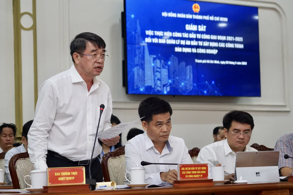 Phó Trưởng ban Ban Quản lý dự án đầu tư xây dựng các công trình Dân dụng và Công nghiệp TP Nguyễn Văn Trường báo cáo kết quả thực hiện đầu tư công tại buổi giám sát. Ảnh: HOÀNG HÙNG
