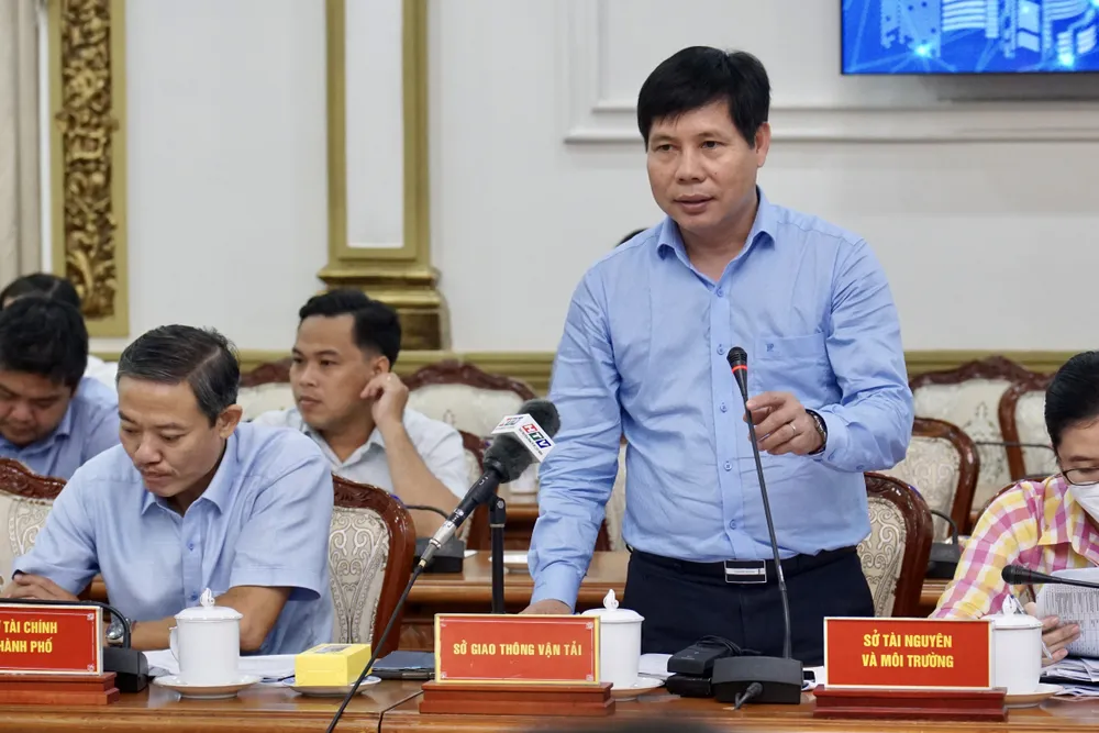 Đại diện Sở Giao thông Vận tải phát biểu ý kiến. Ảnh: HOÀNG HÙNG Đại diện Sở Giao thông Vận tải phát biểu ý kiến. Ảnh: HOÀNG HÙNG