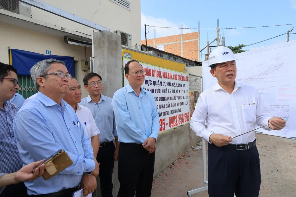 Phó Bí thư Thành ủy TPHCM Nguyễn Hồ Hải nghe chủ đầu tư báo cáo tiến độ dự án. Ảnh: QUỐC HÙNG