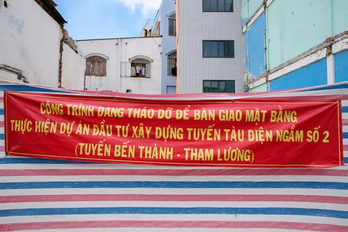 Các quận có tuyến metro đi qua đang khẩn trương bàn giao mặt bằng còn lại để triển khai dự án. Ảnh: QUỐC HÙNG