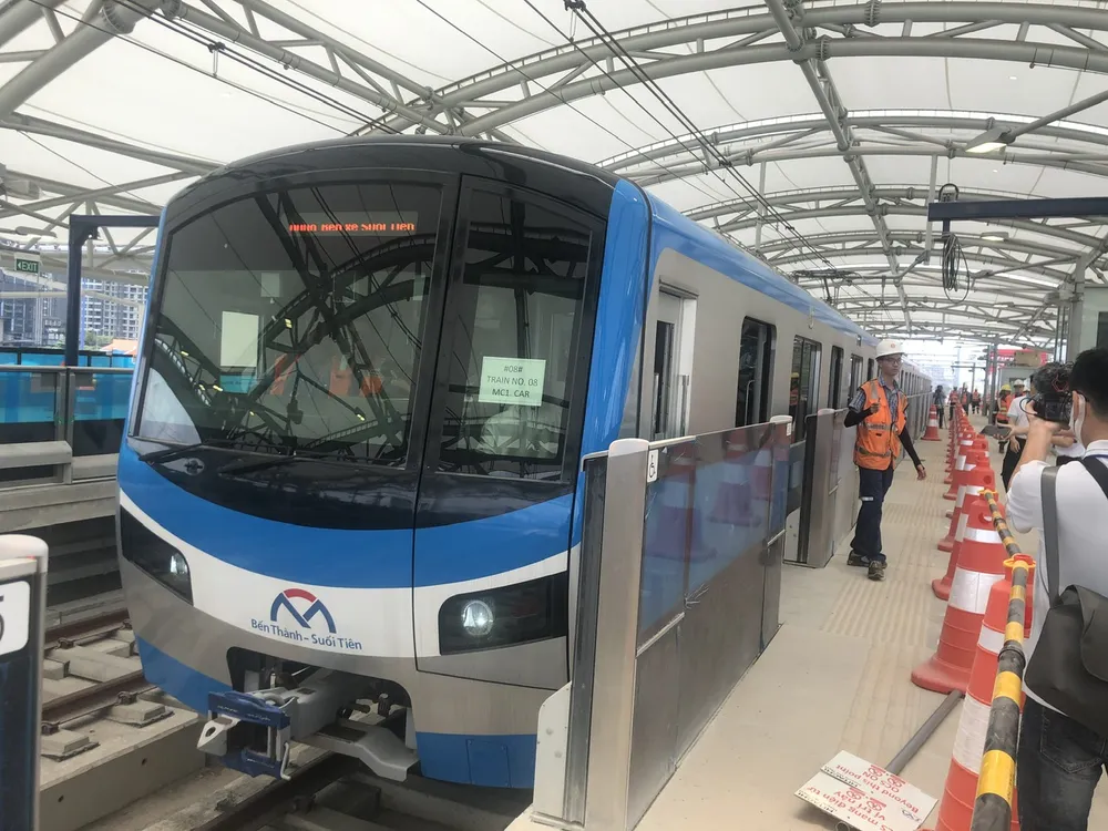 Kiểm tra độ an toàn trước khi đoàn tàu tuyến metro số 1 Bến Thành - Suối Tiên khởi hành tại ga Trung tâm Bến Thành (quận 1). Ảnh: QUỐC HÙNG