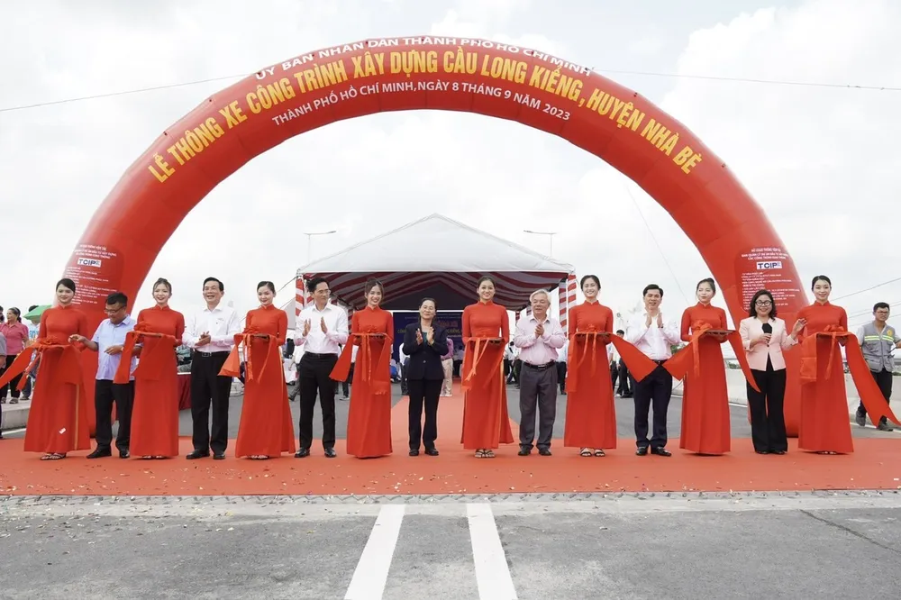 Đồng chí Nguyễn Thị Lệ, Phó Bí thư Thành ủy TPHCM, Chủ tịch HĐND TPHCM cùng đại diện các sở ngành cắt băng khánh thành cầu. Ảnh: HOÀNG HÙNG