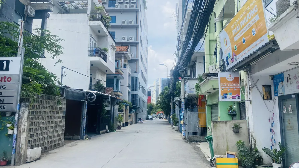 Phó Giám đốc Ban Quản lý Dự án đầu tư xây dựng Hạ tầng đô thị TPHCM Trần Như Quốc Bảo khẳng định các vết nứt chỉ là tường rào, cổng và nhà vệ sinh, không ảnh hưởng đến nhà ở của người dân. Ảnh: QUỐC HÙNG