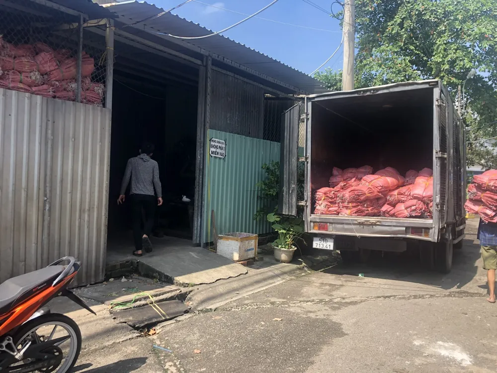 Nhà xưởng được lắp ghép khá tạm bợ. Ảnh: QUỐC HÙNG