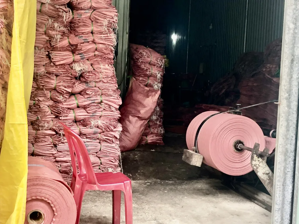 Bao thành phẩm và sợi nguyên liệu chất gần như kín không còn lối thoát. Ảnh: QUỐC HÙNG