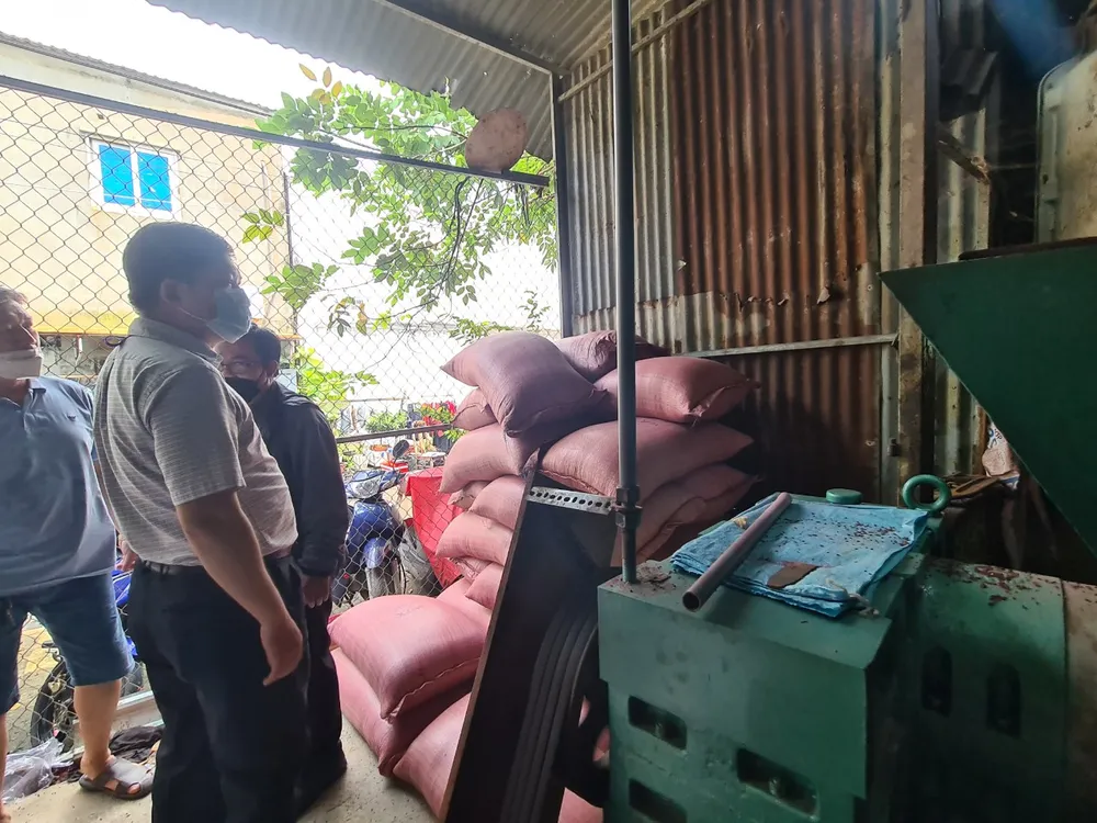 Sáng 14-10, Đoàn kiểm tra cơ sở sản xuất. Ảnh: THANH ĐẠT