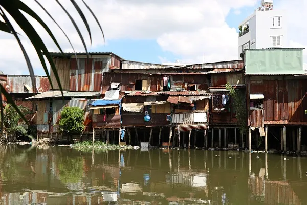 Hàng trăm căn nhà tạm bợ sẽ được di dời để chỉnh trang. Ảnh: QUỐC HÙNG