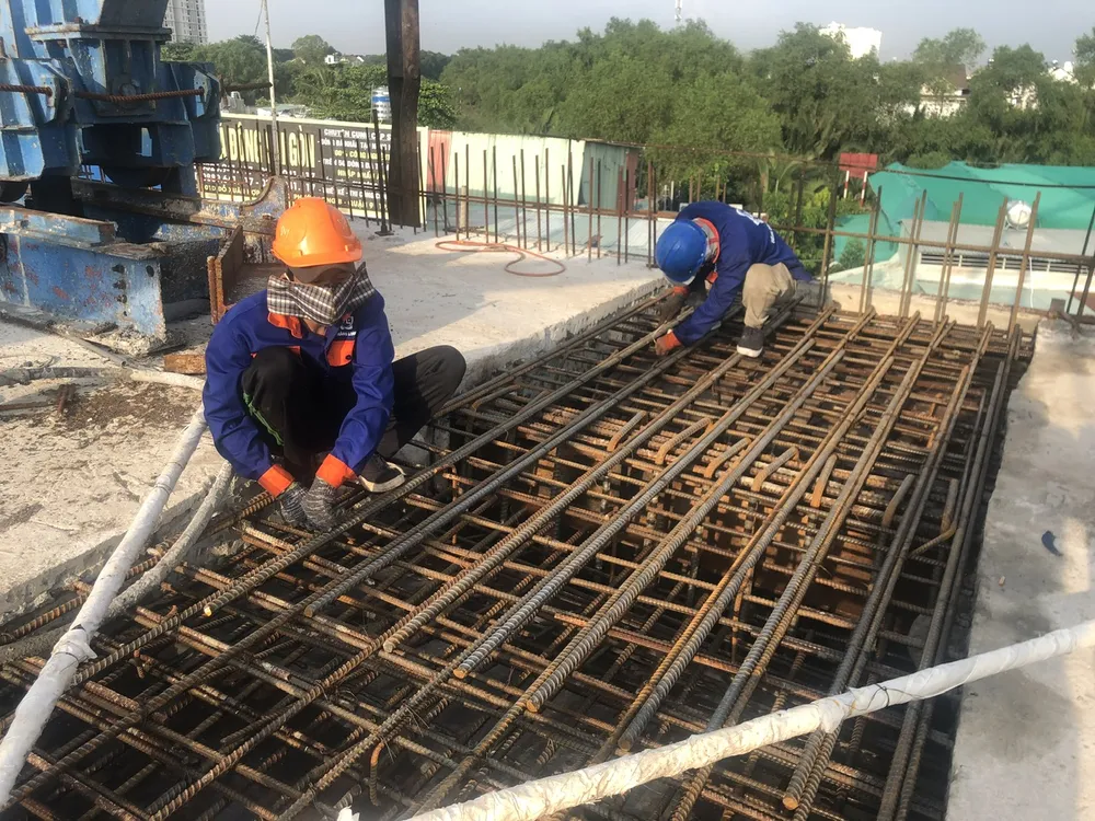 Công nhân kiểm tra công đoạn cuối cùng trước khi đổ bê tông hợp long. Ảnh: QUỐC HÙNG Công nhân kiểm tra công đoạn cuối cùng trước khi đổ bê tông hợp long. Ảnh: QUỐC HÙNG