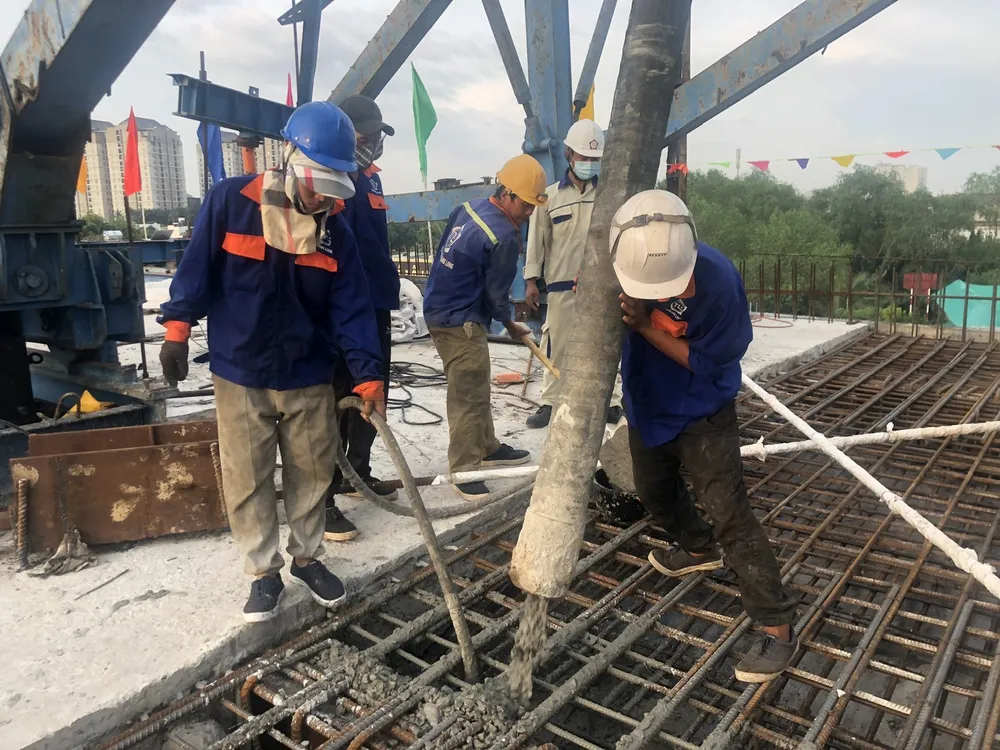 Đổ bê tông hợp long nhánh chính cầu Nam Lý. Ảnh: QUỐC HÙNG Đổ bê tông hợp long nhánh chính cầu Nam Lý. Ảnh: QUỐC HÙNG