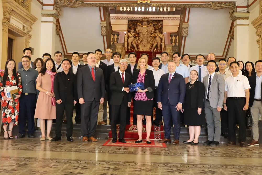 Phó Chủ tịch UBND TPHCM Võ Văn Hoan và Tổng lãnh sự Hoa Kỳ tại TPHCM, Susan Burns chụp ảnh kỷ niệm cùng hơn 20 doanh nghiệp Hoa Kỳ chuyên về các lĩnh vực công nghệ. Ảnh: QUỐC HÙNG