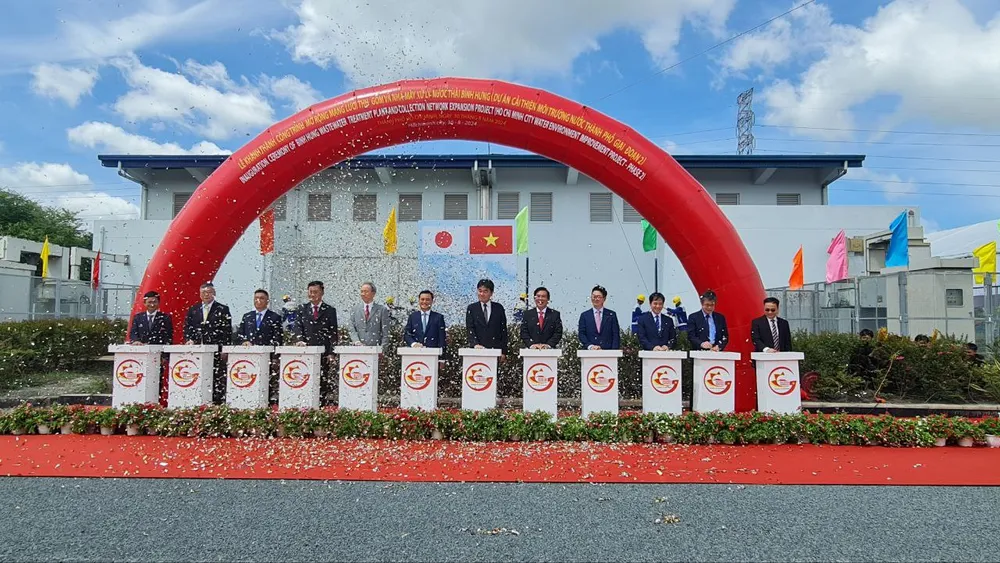 Phó Chủ tịch UBND TPHCM Bùi Xuân Cường; Tổng Lãnh sự Nhật Bản tại TPHCM Ono Masuo; Trưởng Đại diện Cơ quan Hợp tác Quốc tế Nhật Bản tại Việt Nam (JICA) Sugano Yuichi; cùng đại diện các sở, ngành nhấn nút khánh thành nhà máy. Ảnh: QUỐC HÙNG