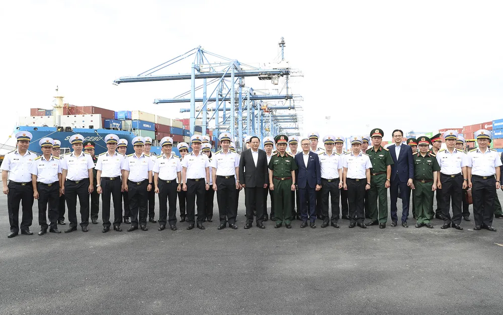 Các đại biểu hai nước chụp hình lưu niệm tại cầu Cảng Tân cảng - Cát Lái. Ảnh: QUỐC HÙNG