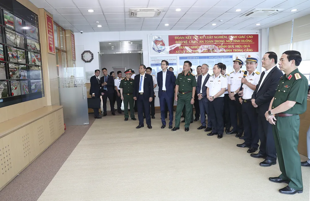 Thủ tướng Sonexay Siphandone cùng đoàn công tác tham quan Trung tâm An ninh tại Cảng Tân cảng - Cát Lái. Ảnh: QUỐC HÙNG